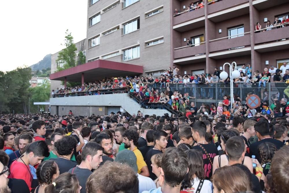 La plaça de Sant Pere s'omple en l'inici de la darrera passada de la Patum