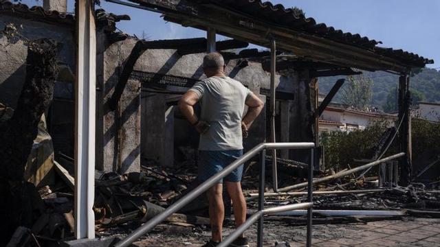 Un dels afectats contempla els danys a casa seva. | DAVID BORRAT / EFE