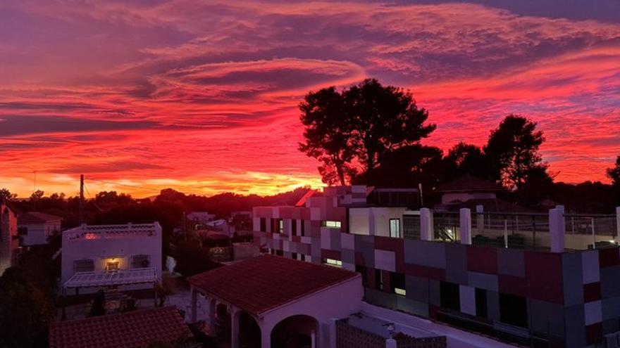 Candilazo o arrebol espectacular en el cielo de València durante el atardecer del 27 de diciembre.