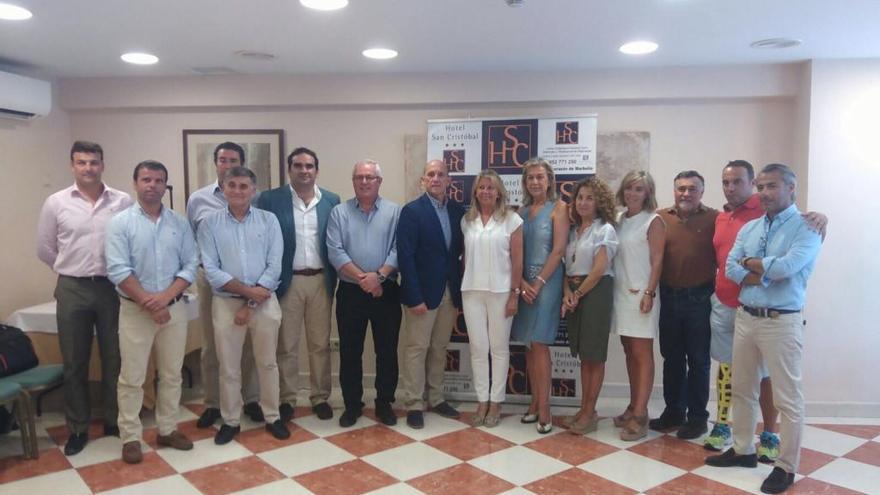Foto de familia del futuro equipo de gobierno de Marbella, con Ángeles Muñoz al frente.