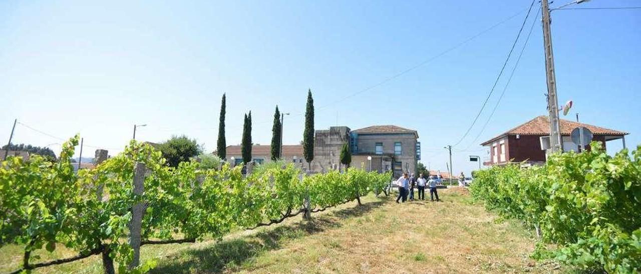 Finca aledaña al centro médico, donde los vecinos solicitaban la construcción de un aparcamiento. // G.S.