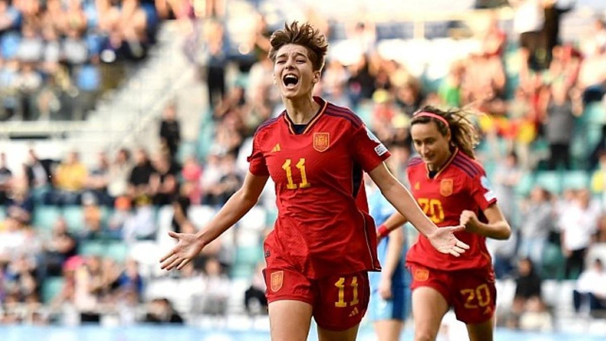 Pau celebra el 3-1 de España con la cordobesa Alba Cerrato (número 20) a su espalda.