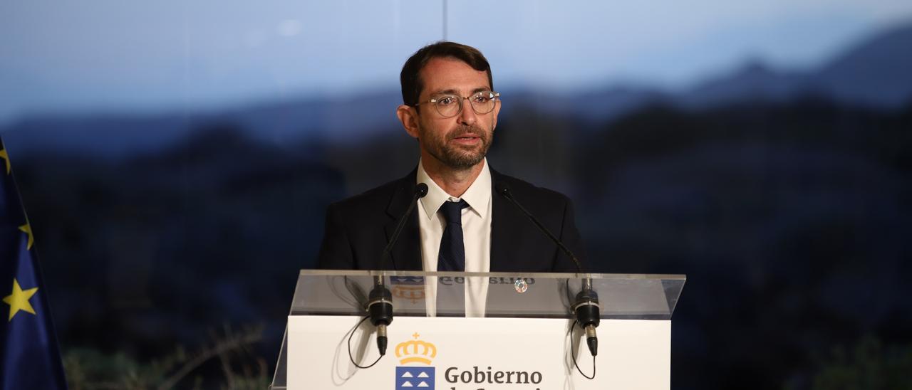 El viceconsejero de Presidencia, Antonio Olivera, durante la rueda de prensa.