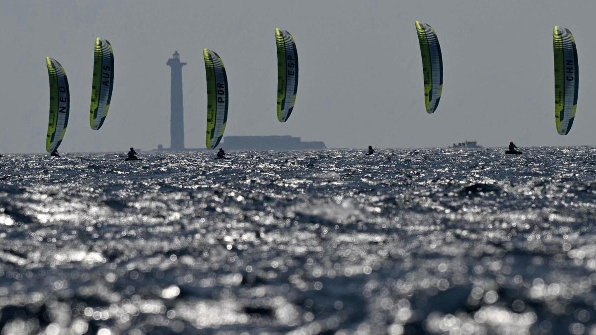 Los atletas entrenando en la especialidad de Formula Kite Kiteboarding durante la competición de vela en los Juegos Olímpicos de París 2024 quese celebra en la Marina Roucas-Blanc de Marsella