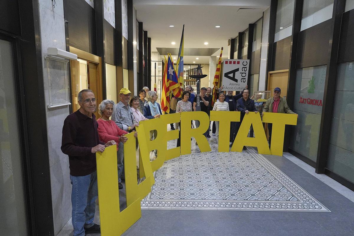 L'ADAC canvia de seu i fa moure les lletres de la paraula Llibertat pel Barri Vell de Girona