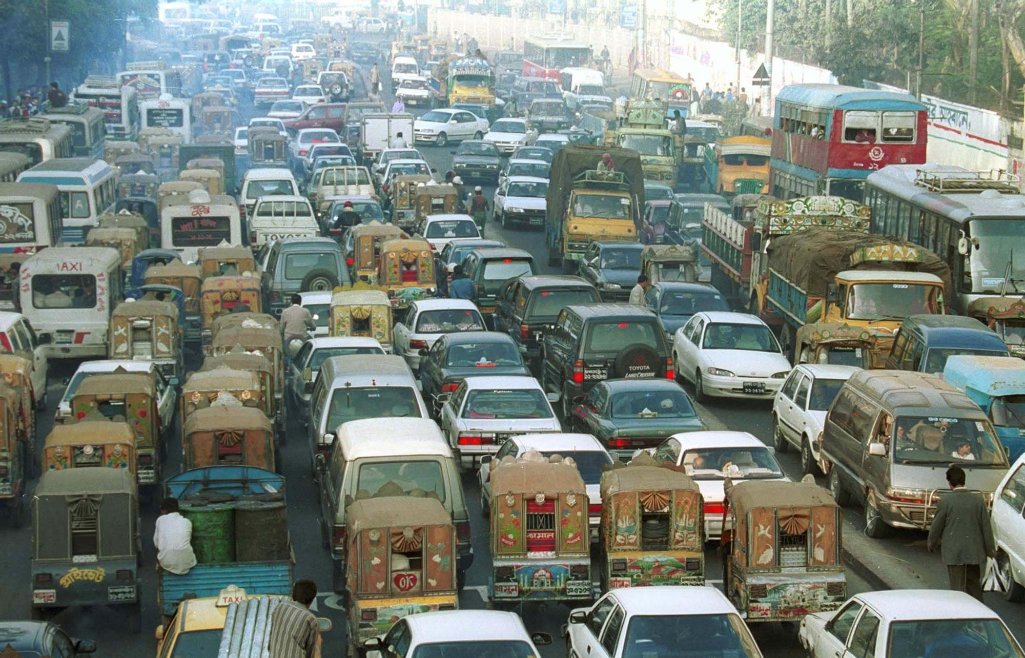 La ciudad de Dhaka, colapsada de tráfico