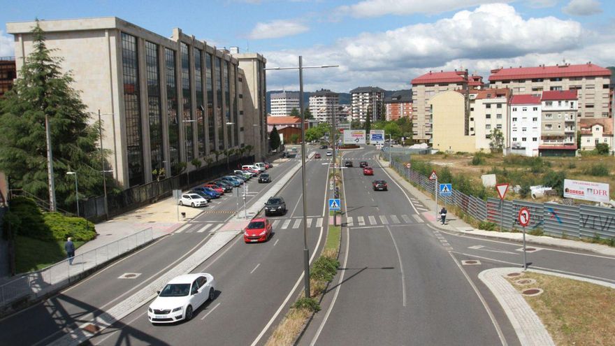Tramo de la avenida de Otero Pedrayo que se propone peatonalizar para conectar el Politécnico (izq.) y el solar propuesto para la ampliación (dcha.).   |  IÑAKI OSORIO