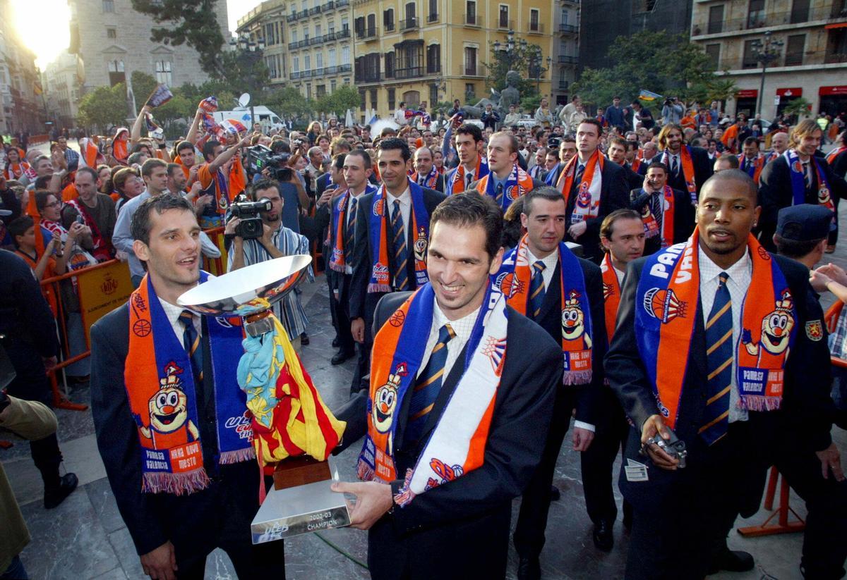 Celebración en Valencia de la Copa ULEB de 2003 lograda con Rodilla y Luengo de capitanes