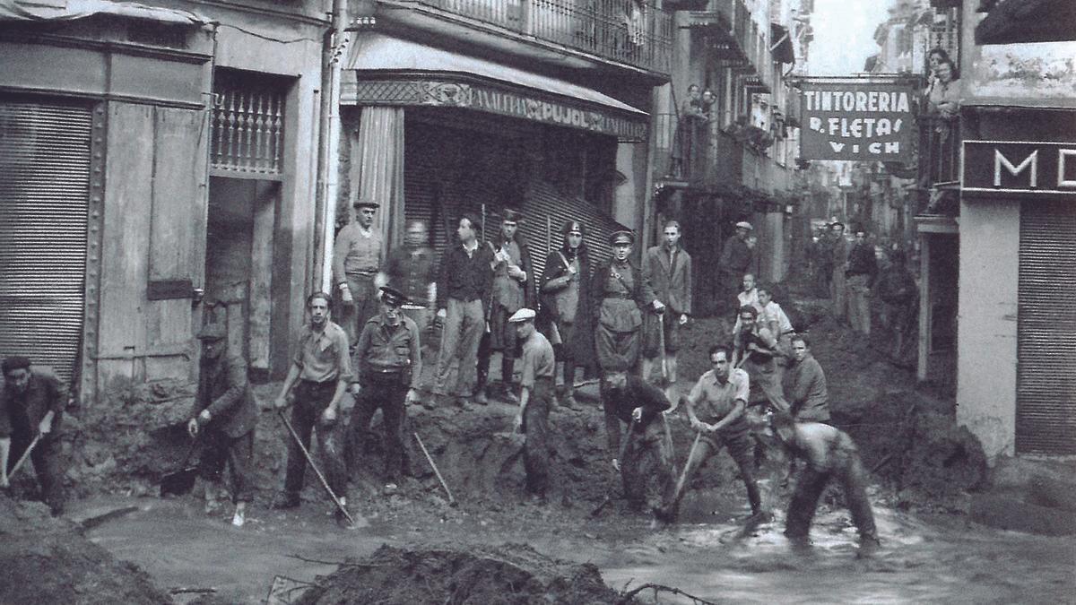 Veïns de Camprodon realitzant tasques de neteja després del desbordament de Ritort, l’any 1940.
