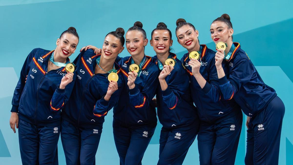 El equipo español de gimnasia rítmica posa en el podio con el oro europeo.