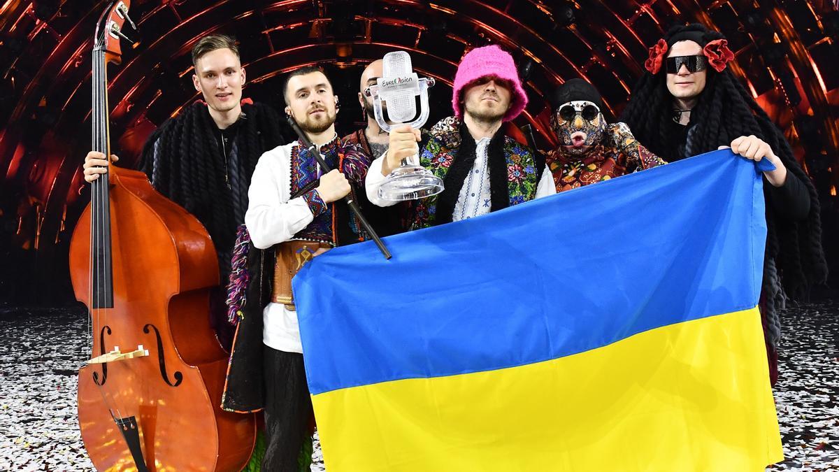 Los ganadores de Eurovisión, Kalush Orchestra, subastan el trofeo para ayudar al ejercito ucraniano.