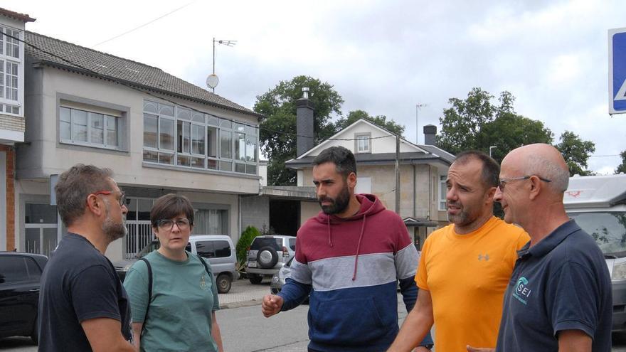 Vilatuxe baraja colocar una pancarta en la N-534 si Naturgy no elimina los microcortes de luz
