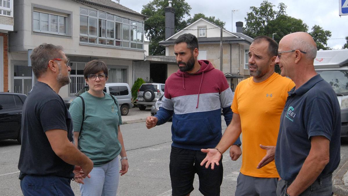 Vecinos de Vilatuxe afectador por los cortes de luz.