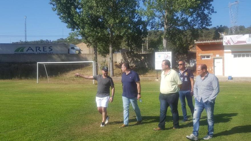 El vicepresidente de la Diputación visita el campo de fútbol.