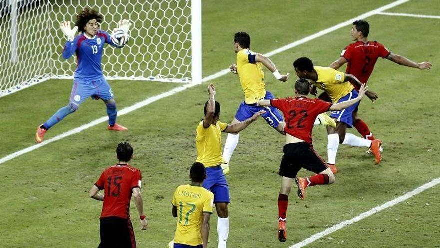 El toque de México y las grandes paradas de Ochoa frenan a Brasil (0-0)