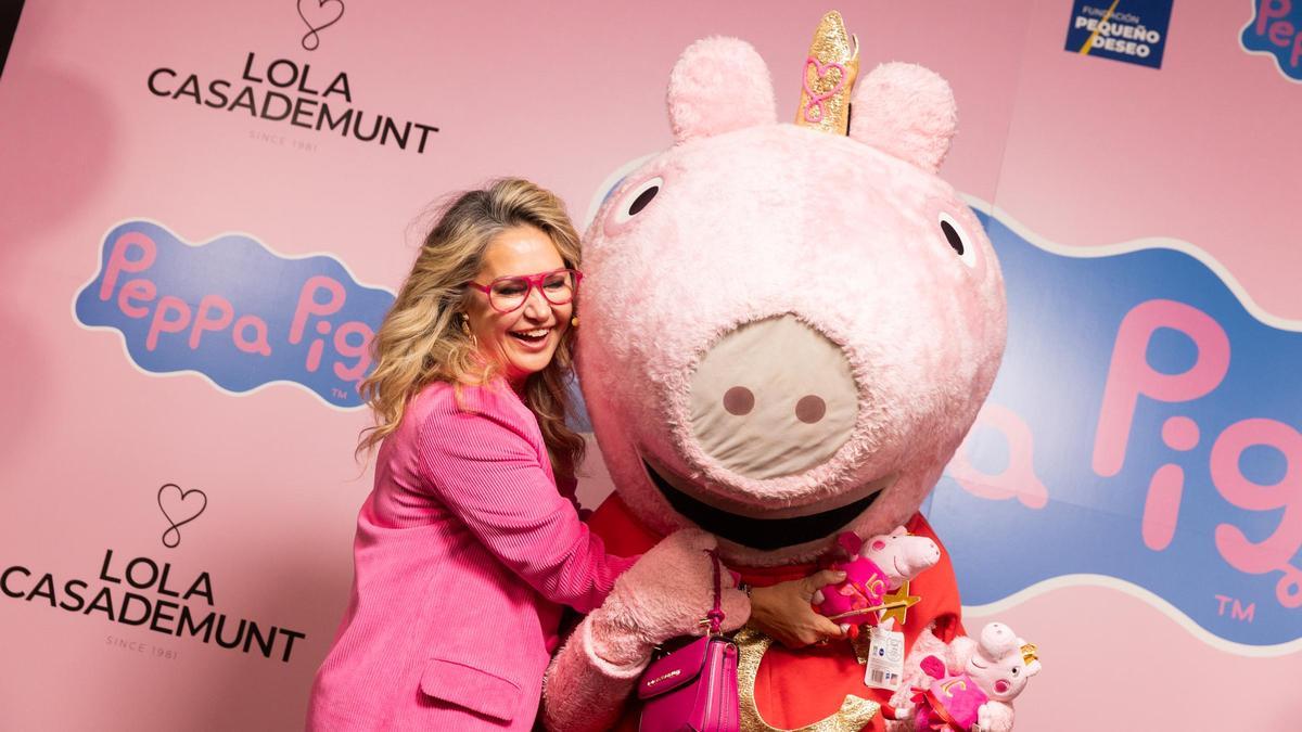 Maite Casademunt, durante la presentación del peluche de Peppa Pig vestido con uno de sus diseños, este mediodía en Madrid.