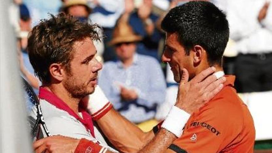 El serbi Novak Djokovic felicitant el suís Wawrinka, després del seu triomf a la final de Roland Garros.