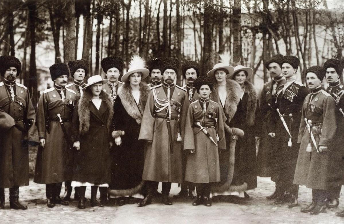 El zar y su familia, rodeados de soldados de la guardia cosaca, en 1916. 