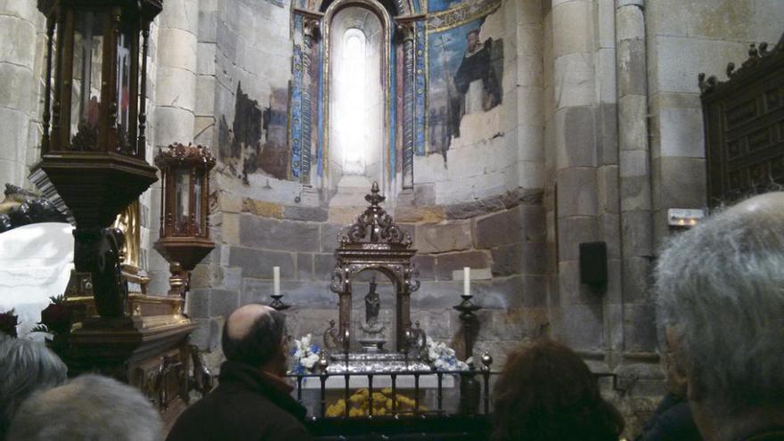 Varias personas observan la imagen de la Virgen de la Vega en la iglesia de Santa María, ayer.