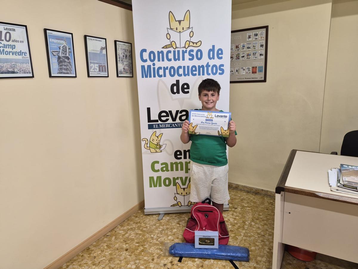 Concurso de Microcuentos: Los premiados recogen sus diplomas y regalos