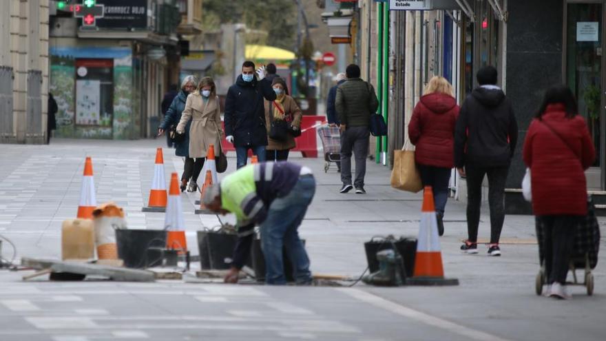 Operarios del Ayuntamiento de Zamora durante unas obras al inicio de la crisis sanitaria por el coronavirus.