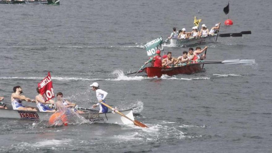 Una regata de trainerillas disputada esta temporada en aguas de Meira, en Moaña. // Santos Álvarez