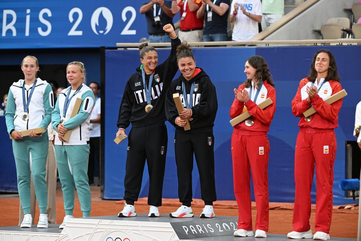 Las tenistas rusas Mirra Andreeva y Diana Shnaider, a la izquierda, ganaron la medalla de plata en París 2024 compitiendo bajo bandera neutral.
