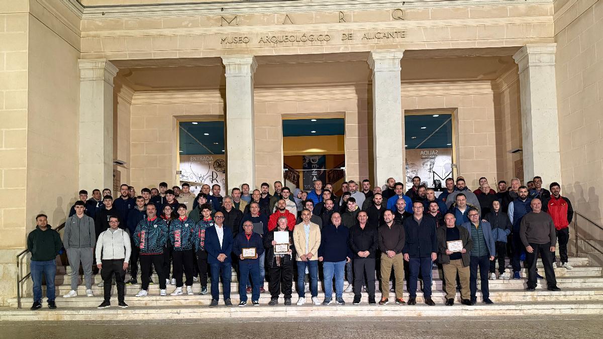 La gran foto de família a les portes del MARQ d'Alacant va tancar un any més l'acte d'estrena de les lligues.
