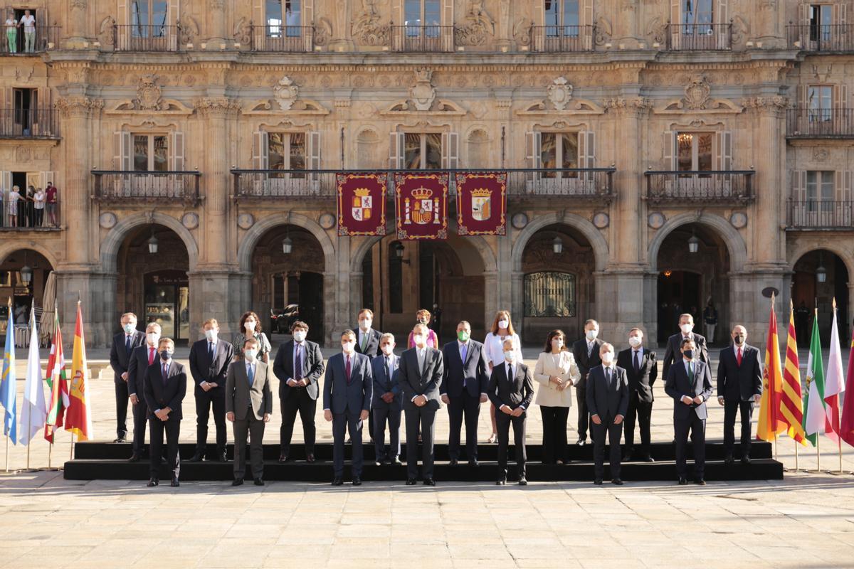 Los presidentes autonómicos junto al presidente del Gobierno, Pedro Sánchez, y el Rey Felipe en la XXIV Conferencia de Presidentes, celebrada en julio en Salamanca