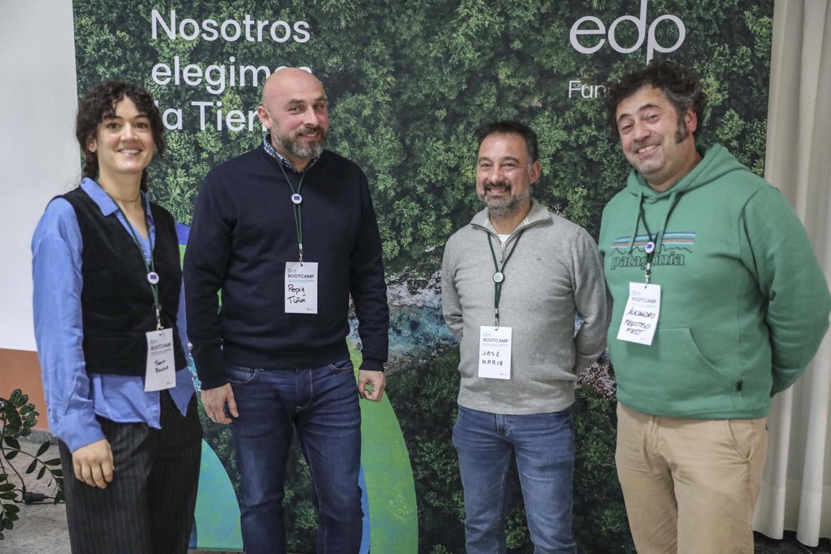 Tania Pereira, cantautora, José Tuñón, director de la Fundación Oso de Asturias, José María Martínez Parrondo, responsable de la bodega Martínez Parrondo y Alejandro Martínez codirector del Prestoso Fest