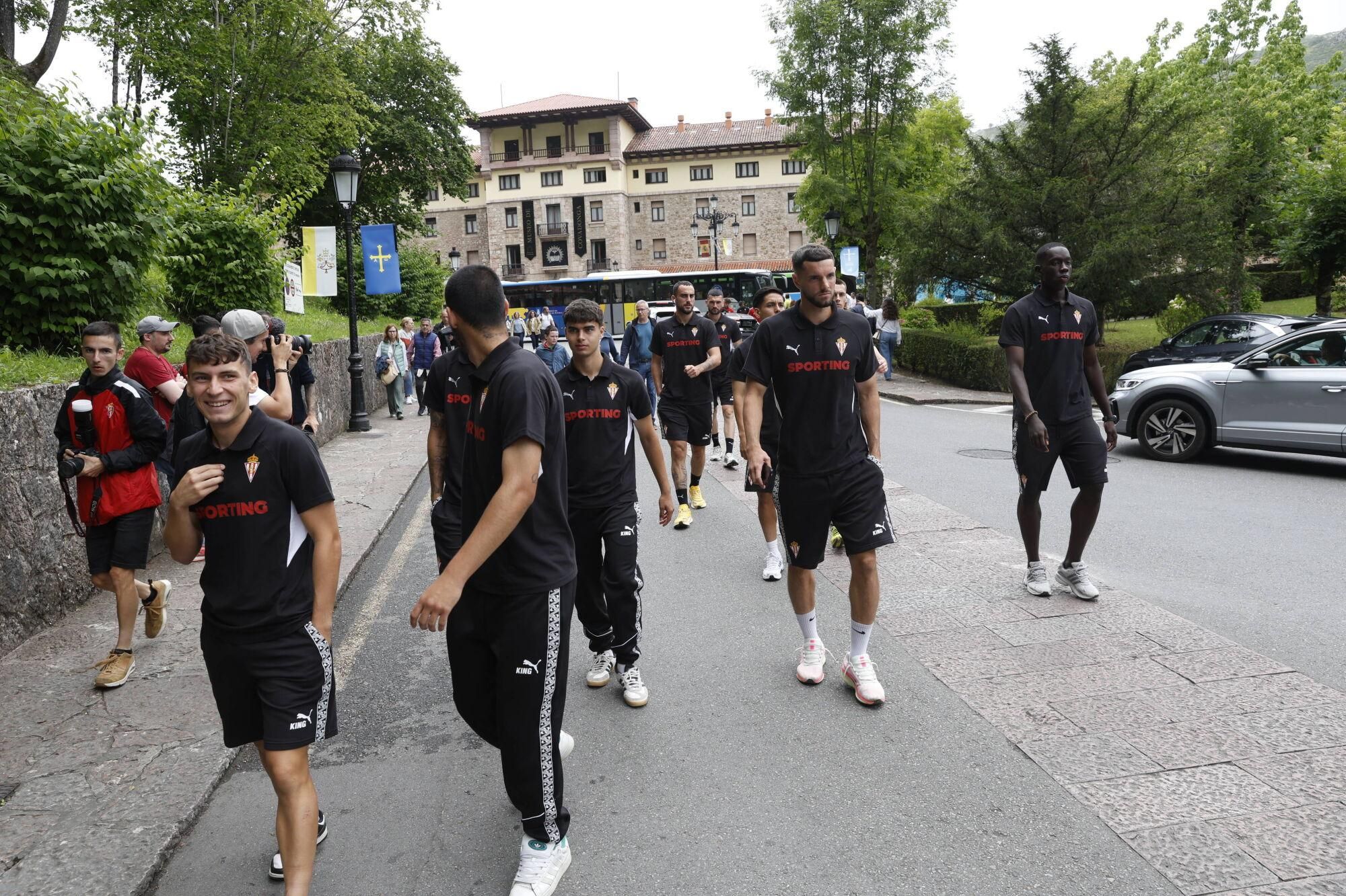 EN IMÁGENES: Visita del Sporting a La Santina en Covadonga