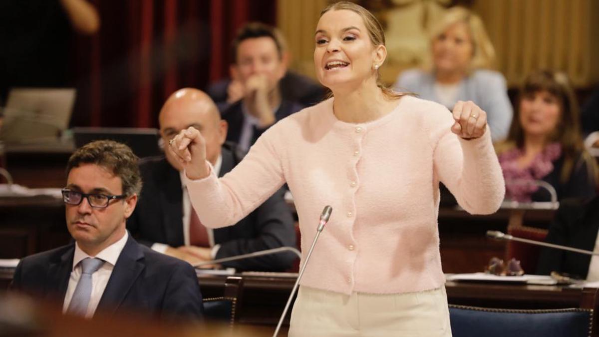 La presidenta del Govern, Marga Prohens, interviene en el pleno del Parlament celebrado este martes.