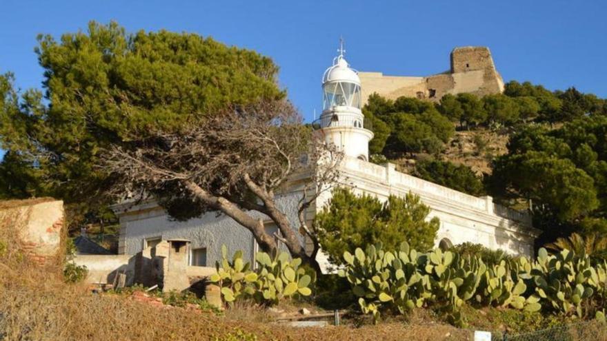 El far de Roses amb el castell de la Trinitat al fons.  | EMPORDÀ