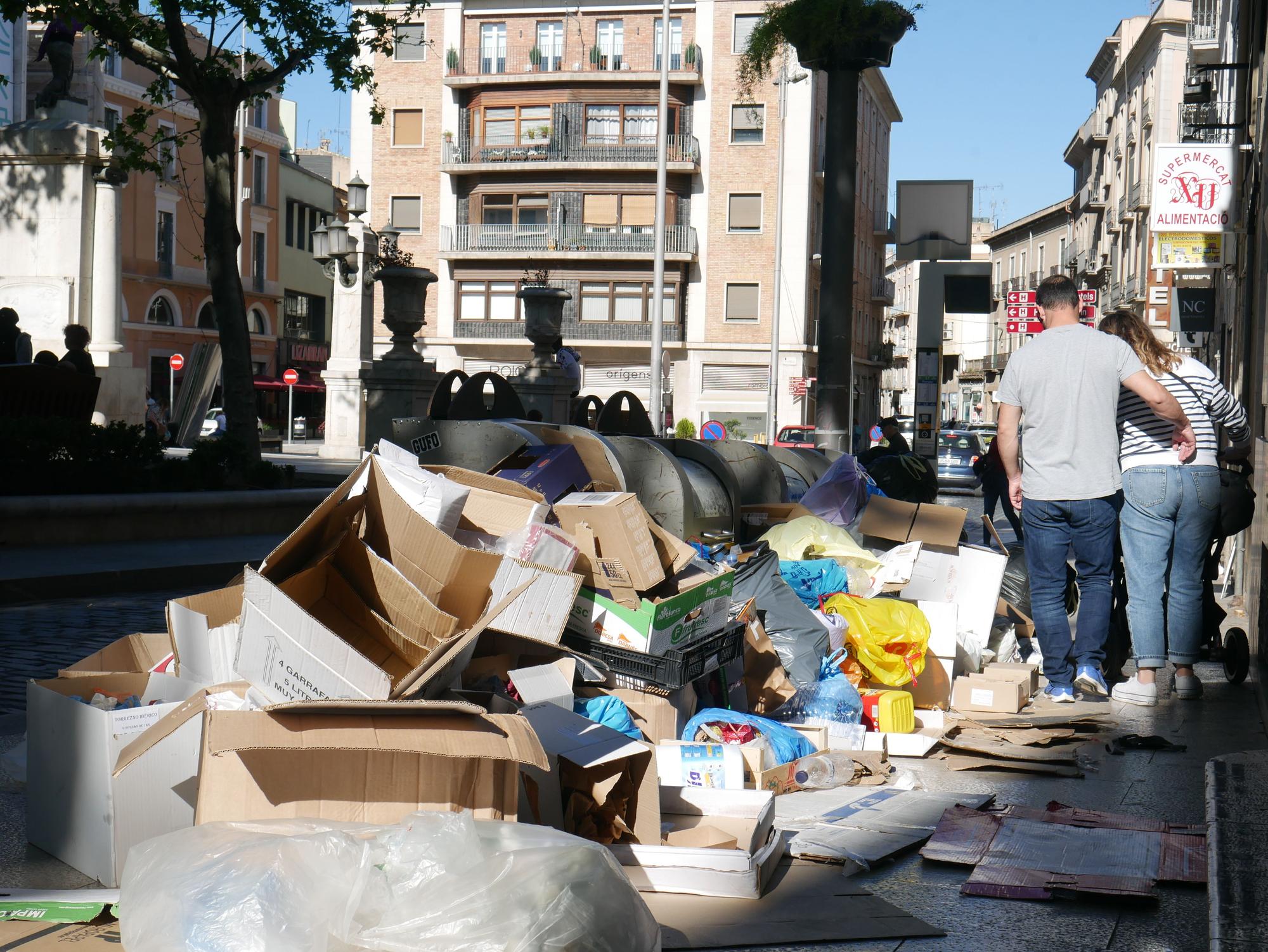 Figueres continua patint la vaga d'escombraries una setmana després