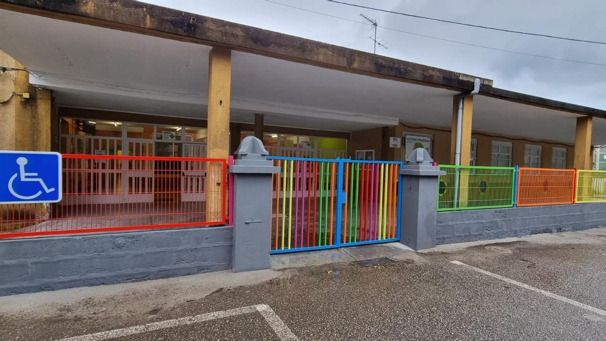 La entrada al colegio Montemogos-Beluso, en Bueu.