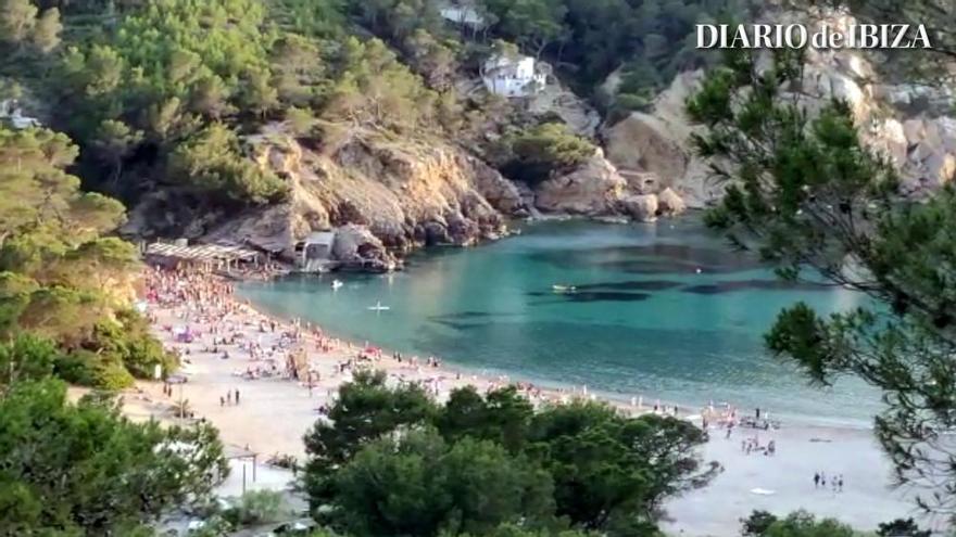 Multitudinaria fiesta en una playa de Ibiza