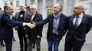Carles Campuzano (PDECAT) saluda a Toxo y Álvarez en la puerta del Congreso de los Diputados. 