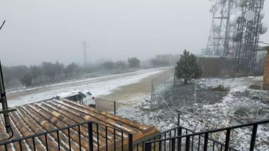 Cae en Requena la primera nieve del invierno