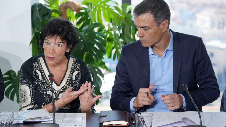 Pedro Sánchez, entonces presidente del Gobierno en funciones, junto a Isabel Celaá, en aquel momento ministra de Educación, durante una de sus reuniones con colectivos sociales, el 29 de agosto de 2019 en Madrid.