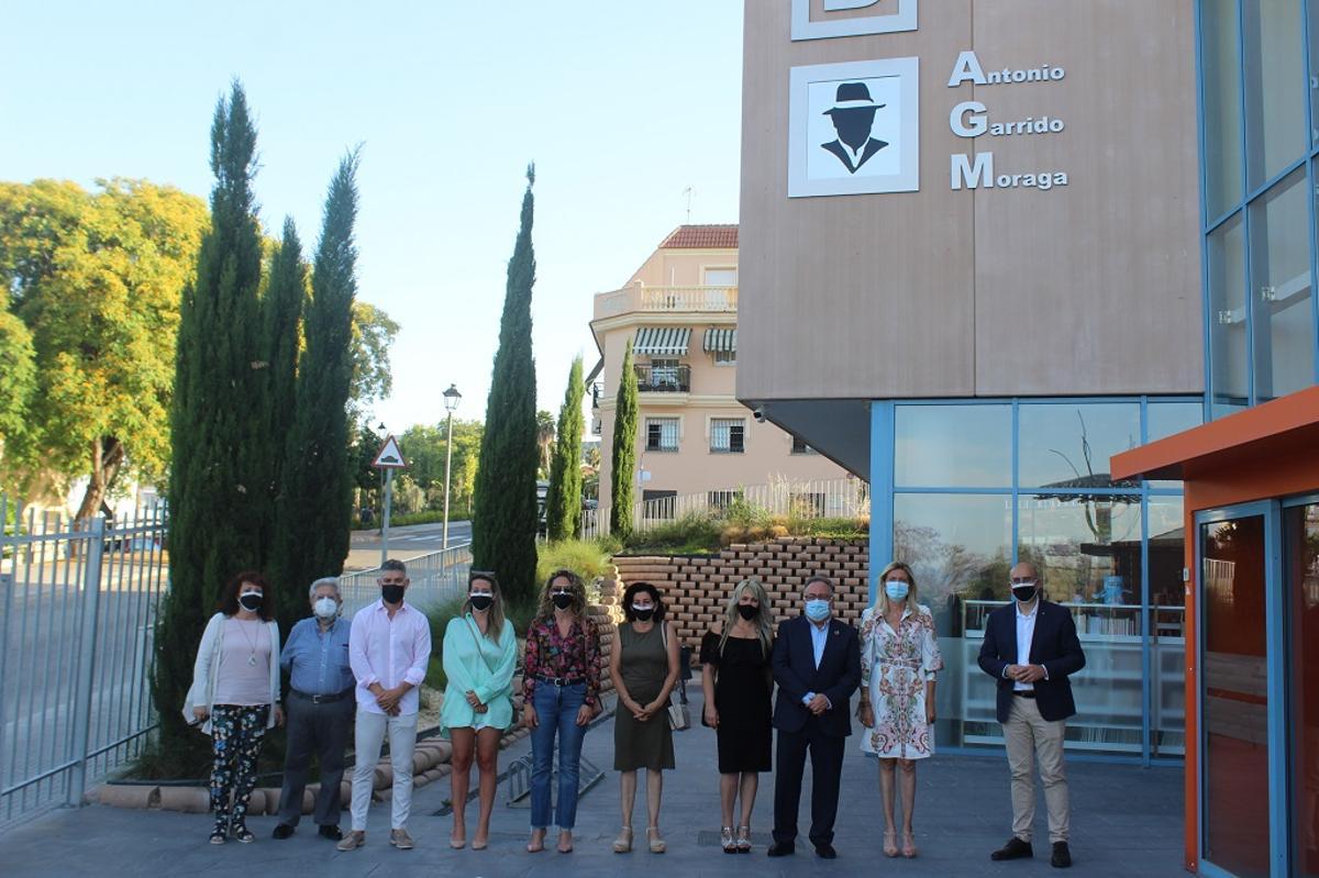 Foto protocolaria, ante la Biblioteca Municipal Antonio Garrido Moraga de Alhaurín de la Torre.