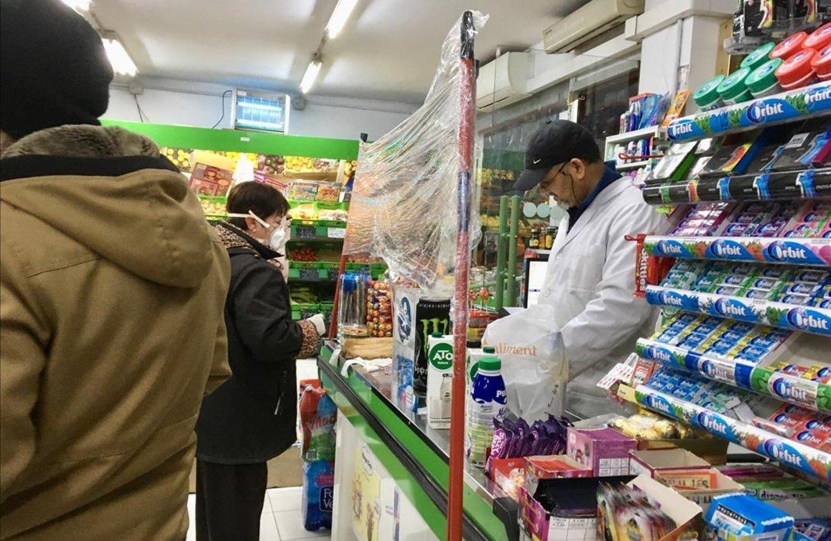 Un comercio en la avenida de la Verge de Montserrat.