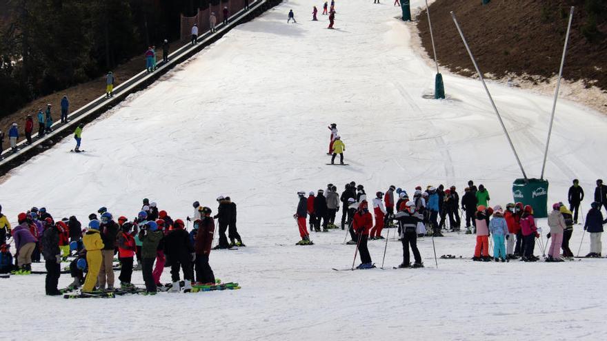 Diversos esquiadors baixant per una de les pistes de Masella