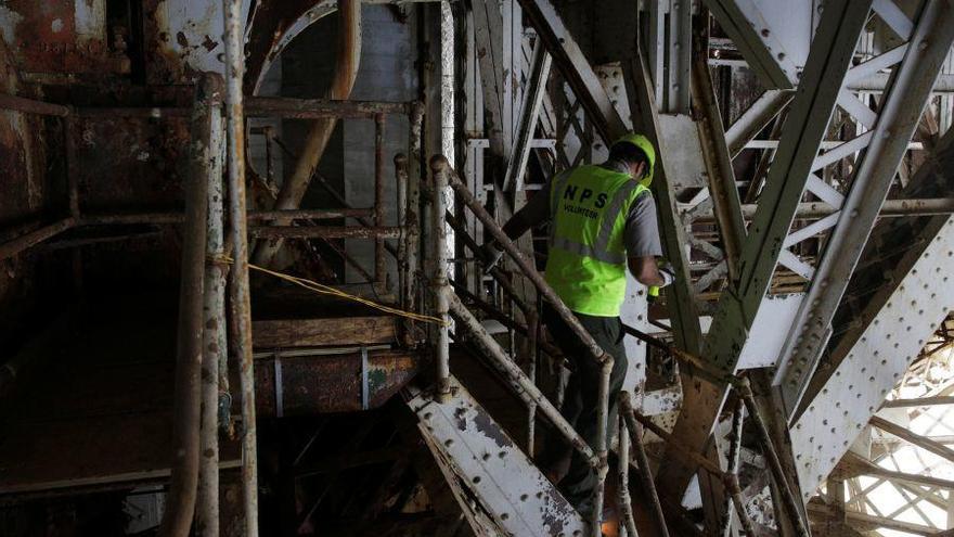 Un trabajador, en una fábrica.