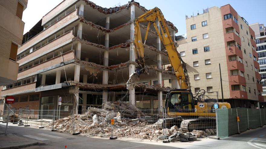 Arranca la demolición de un concesionario en El Perchel para construir un hotel