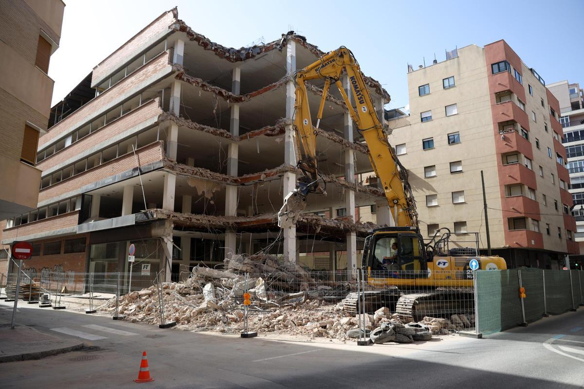 Derribo de un edificio en calle Toros Vieja.