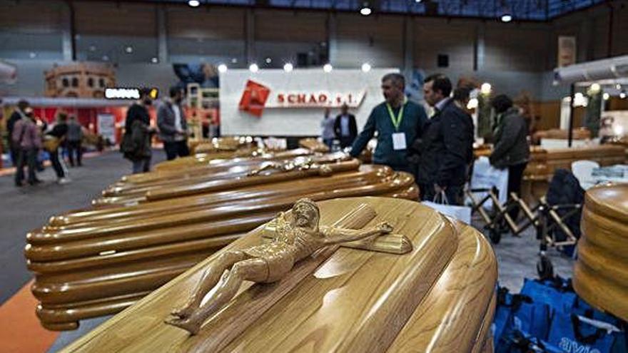 Ataúdes expuestos en la Feria Internacional de Productos y Servicios Funerarios (Funergal) de Ourense.