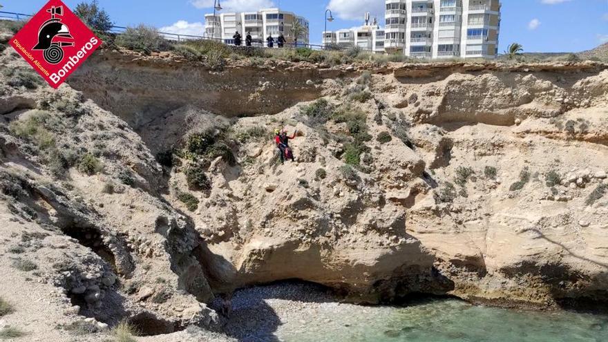 Los bomberos evacúan al joven accidentado en un acantilado en El Campello.