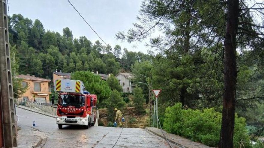 Un episodi de temps violent a la regió deixa arbres caiguts, carreteres tallades i els baixos d&#039;una residència inundats