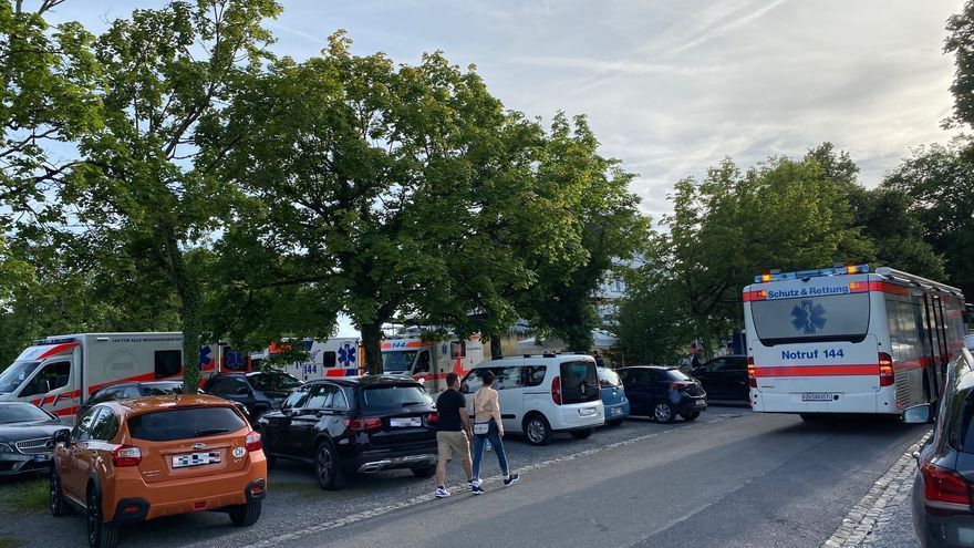 Ambulancia en un aparcamiento en Zúrich, Suiza.