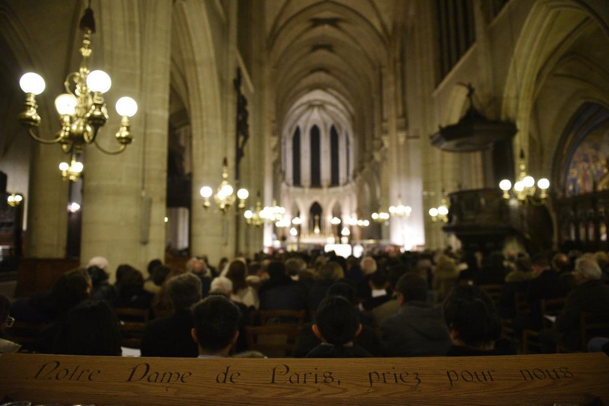 Paris (France), 25/12/2019.- People and believers from the Notre Dame de Paris Cathedral gather during a midnight mass for Christmas at the Saint Germain l’Auxerrois church in Paris, France, 25 December 2019. French officials confirmed on 21 December 2019 that Notre Dame will not hold a traditional Christmas mass for the first time since 1803, as works continue on the cathedral eight months after a devastating fire that broke out on 15 April 2019. (Incendio, Francia) EFE/EPA/JULIEN DE ROSA